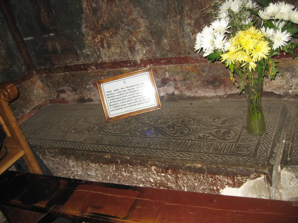 Mormîntul lui Bogdan I Voievod în Mănăstirea Bogdana.