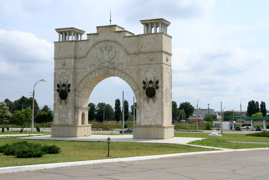 Бендерская арка на перекрестке при въезде в город
