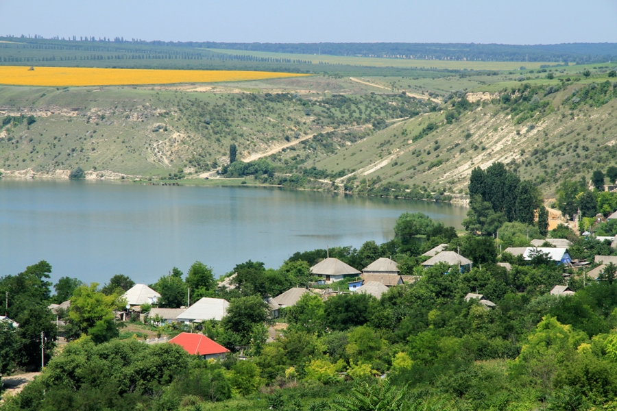 Vedere spre sat, lacul de acumulare şi defileu, Molovata Veche
