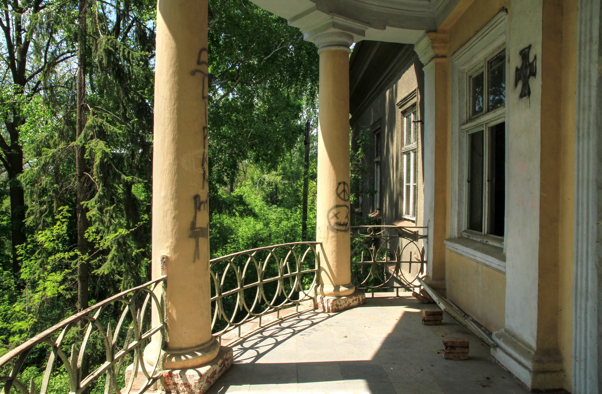 Vedere spre parc de pe veranda etajului doi al conacului