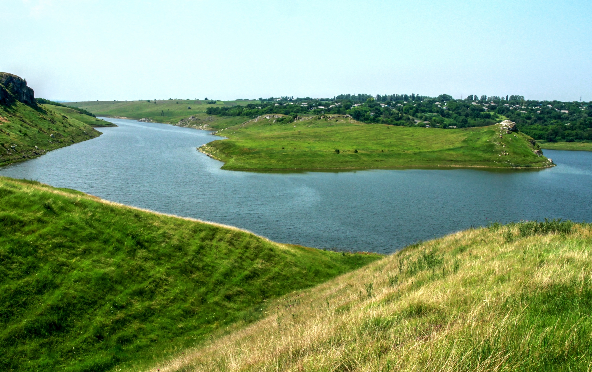 Brațul Ciuhurului lacului de acumulare în preajma satului Văratic, iunie 2014