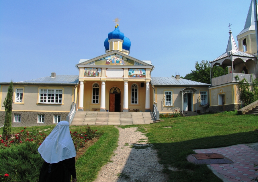 Vedere a bisericii noi a mănăstirii