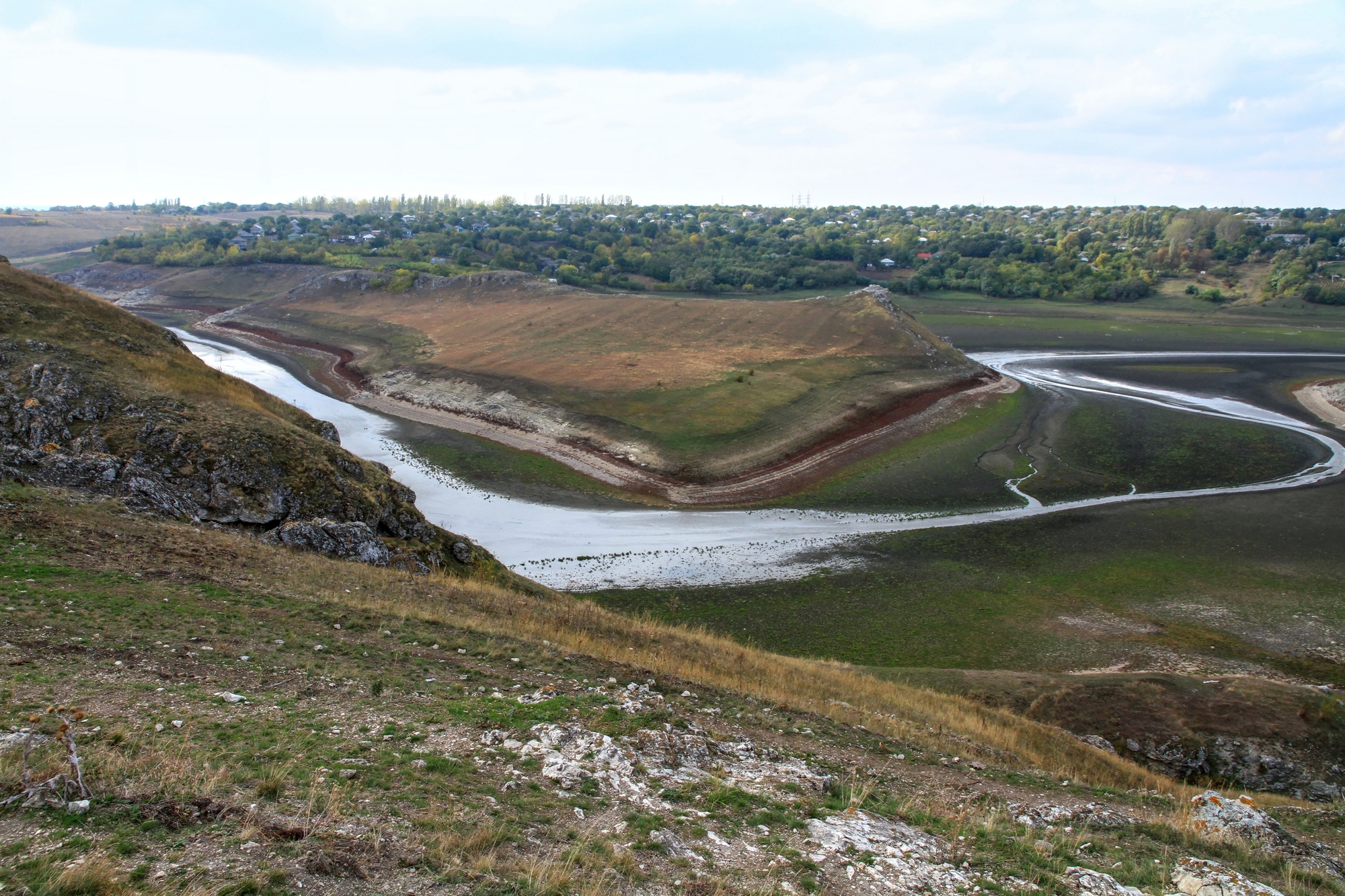 Brațul Ciuhurului lacului de acumulare în preajma satului Văratic, octombrie 2015