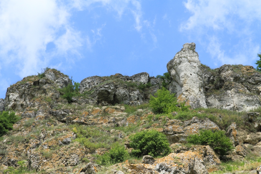 Скалы на вершине правого склона ущелья Тринка