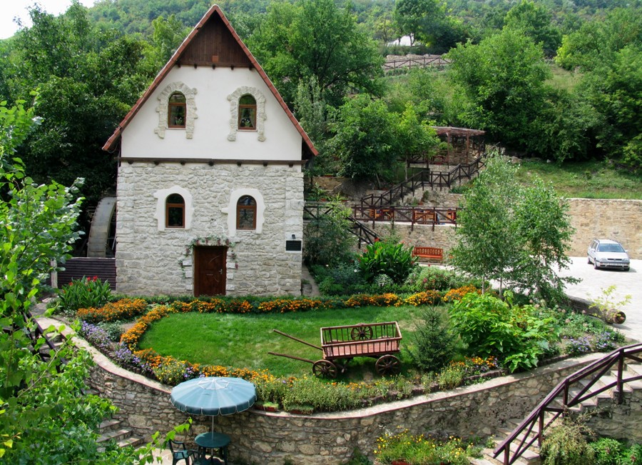 Восстановленная водяная мельница, памятник архитектуры