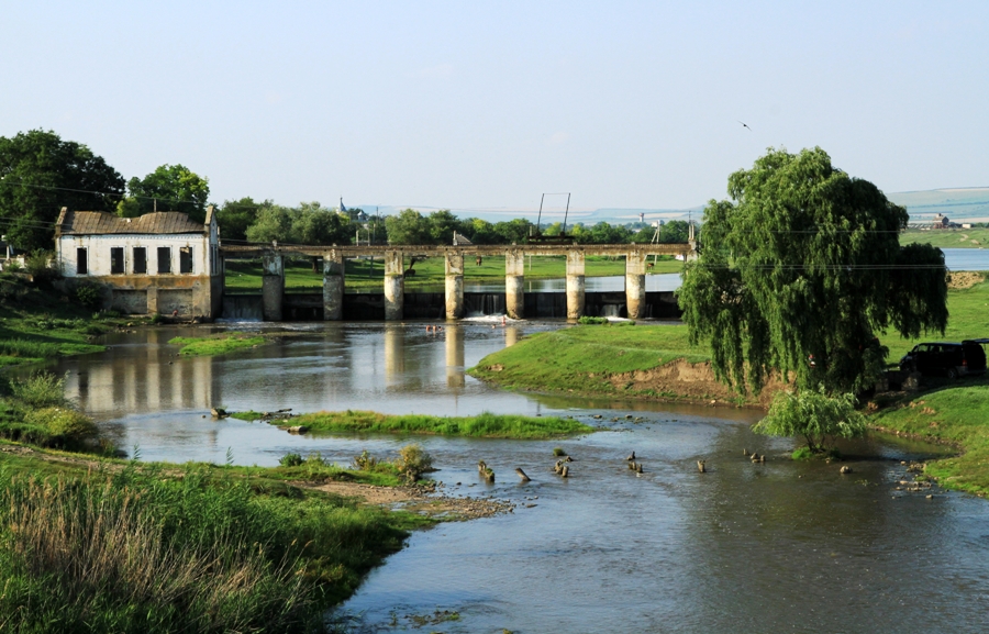 Вид на Рэут и плотину бывшей ГЭС у села Казанешть, Теленешть