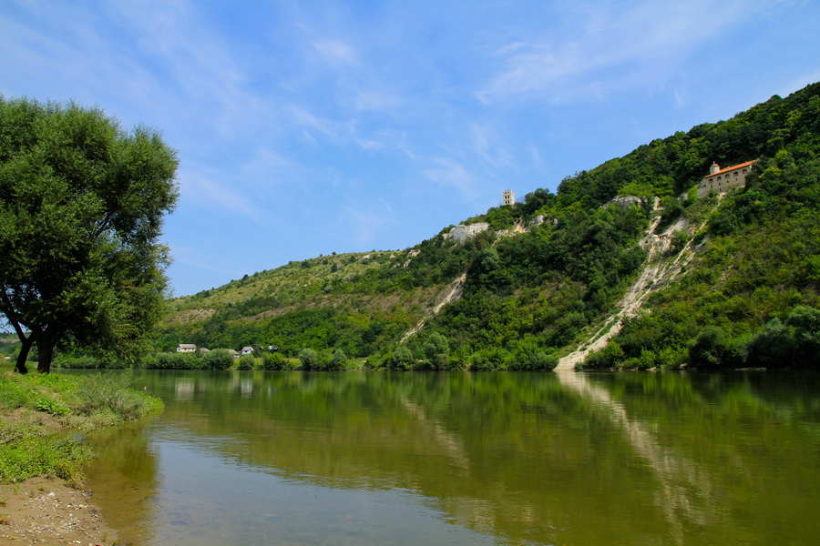 Cunoscuta Mănăstirea Rupestră Leadova (Ucraina), vedere de pe malul Nistrului, marginea satului Naslavcea