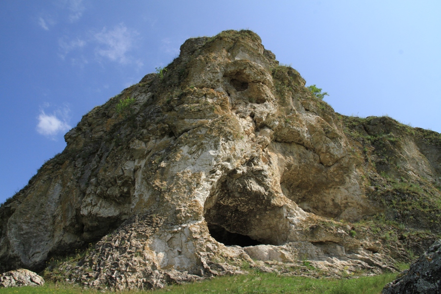 Peşteră din neolitic încorporată în Stînca Buteşti, vedere dinafară