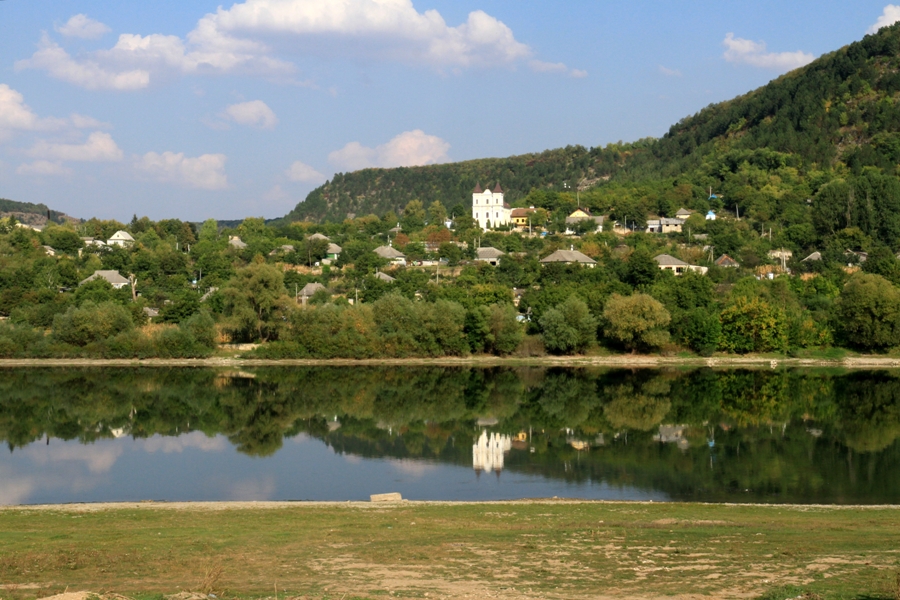 Vedere spre partea centrală a satului Raşcov de pe malul drept al Nistrului