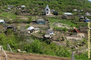 O parte din satul Stroienţi cu biserica Arhanghelul Mihail