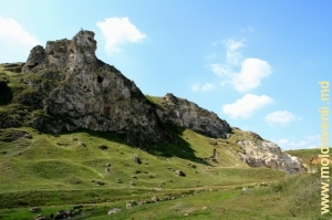 Valea rîului Lopatnc la poalele stîncilor de la marginea satului Corjeuţi