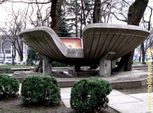 Загадочный Каменный Цветок в Парке Пушкина. Выложен замечательной "солнечной" смальтой, но - изнутри