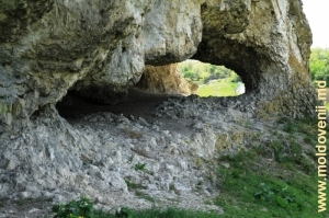 Peşteră din neolitic de la poalele Stîncii de la Buteşti lîngă s. Buteşti, r. Glodeni