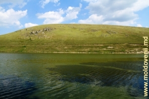 Lacul de acumulare de pe rîul Lopatnic în apropiere de satul Caracuşenii Vechi