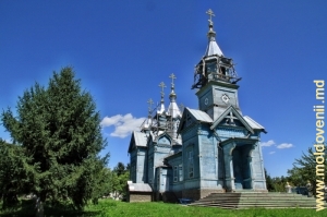 Biserica veche din lemn, centrul satului Larga