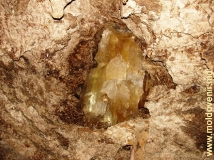Огромный кристалл слоистого гипса, вкрапленный в стену пещеры