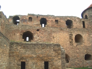 Interiorul fortului, vedere a curtinei de nord cu nişele apărătorilor pentru tragere