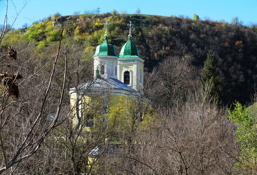 Biserica de vară a mănăstirii Saharna pe fundalul pantei defileului