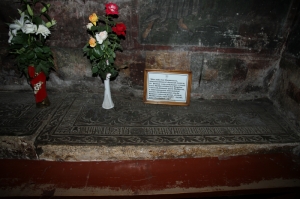 Piatra funerară la mormântul la mormântul domnitorului Roman Muşatinul