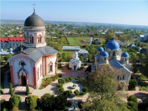 Вид на Ново-Нямецкий монастырь с колокольни
