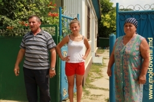 Familia Bejenaru la poarta propriei case de la Văleni, toamna anului 2011
