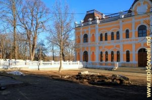 Vedere a palatului în perioada reconstrucției, decembrie 2015
