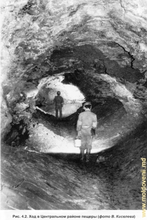 Ход в Центральном районе пещеры (фото В. Киселева из монографии В. Андрейчука «Пещера Золушка»)