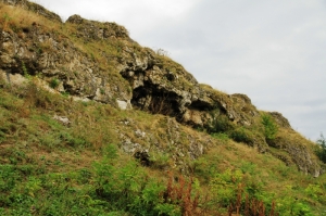 Вид на пещеру снаружи и снизу