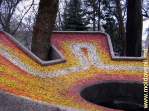 Загадочный Каменный Цветок в Парке Пушкина. Выложен замечательной "солнечной" смальтой, но - изнутри