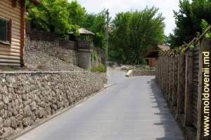 Улица села Строенцы