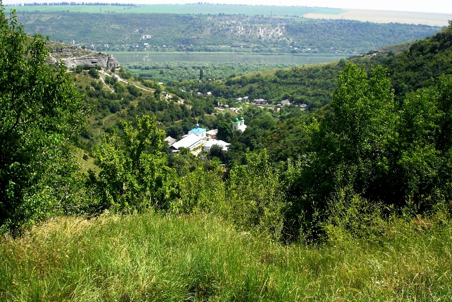 Vedere spre mănăstirea Saharna de pe platoul din vîrful Defileului (plan îndepărtat)- vara