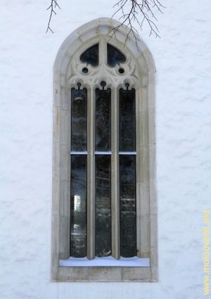 Окно в старой церкви монастыря Кэприяна