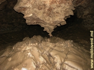 Глинистые отложения на сводах пещеры с примесью гидрооксидов марганца и железа