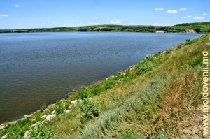 Водохранилище на реке Ботна в селе Костешть, Яловень