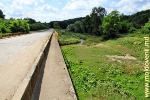 Podul peste Larga de la marginea satului Slobozia-Şirăuţi