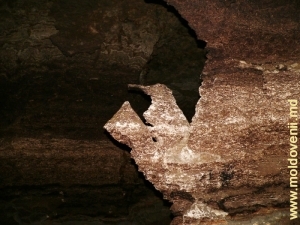Окрашенные железо-марганцевыми окислами глины стены пещеры