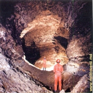 Ходы и залы пещеры (фото из монографии В. Андрейчука «Пещера Золушка»)