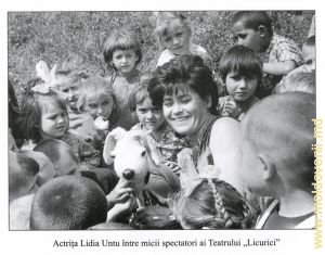 Актриса Лидия Унту среди маленьких зрителей кукольного театра «Ликурич»