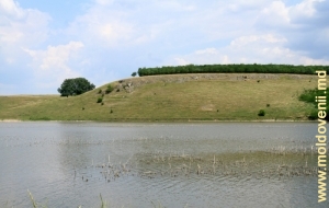 Вид на толтровую гряду через озеро