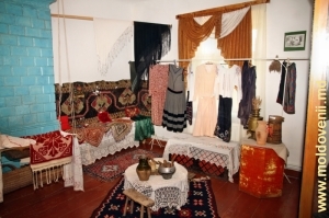 Этнографический музей и его экспонаты в селе Вэсиень, Яловень