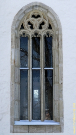 Окно в старой церкви монастыря Кэприяна