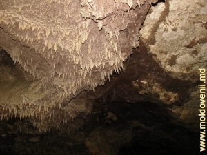 Живописные формы и краски пещеры
