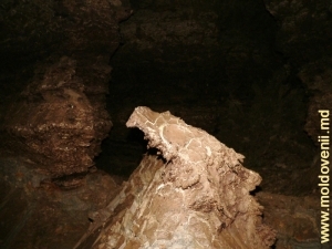 Окрашенные железо-марганцевыми окислами глины стены пещеры