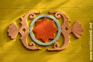 Element decorativ sculptat pe peretele casei