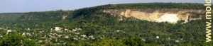 Panorama Raşcovului, fotografiată de pe malul drept al Nistrului