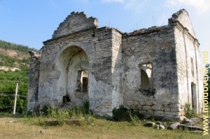 Развалины старинной церкви в Рашкове