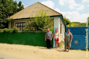 Familia Bejenaru la poarta propriei case de la Văleni, toamna anului 2011