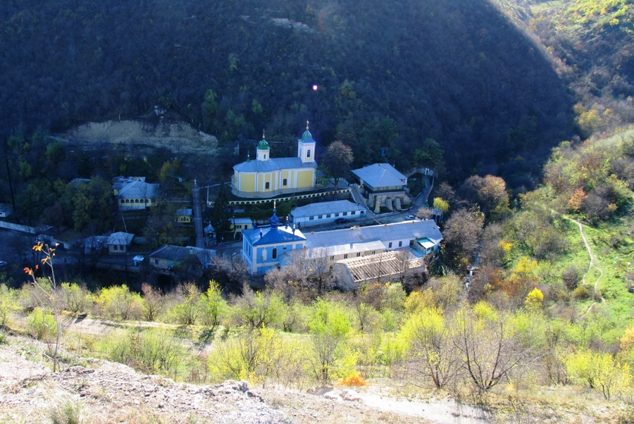Vedere spre mănăstirea Saharna din vîrful sîncii cu capela