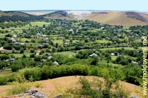 Vedere spre satul Feteşti şi toltrele din depărtare