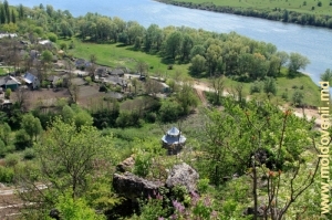 Вид на село Строенцы и Днестр с вершины скалы, дальний план